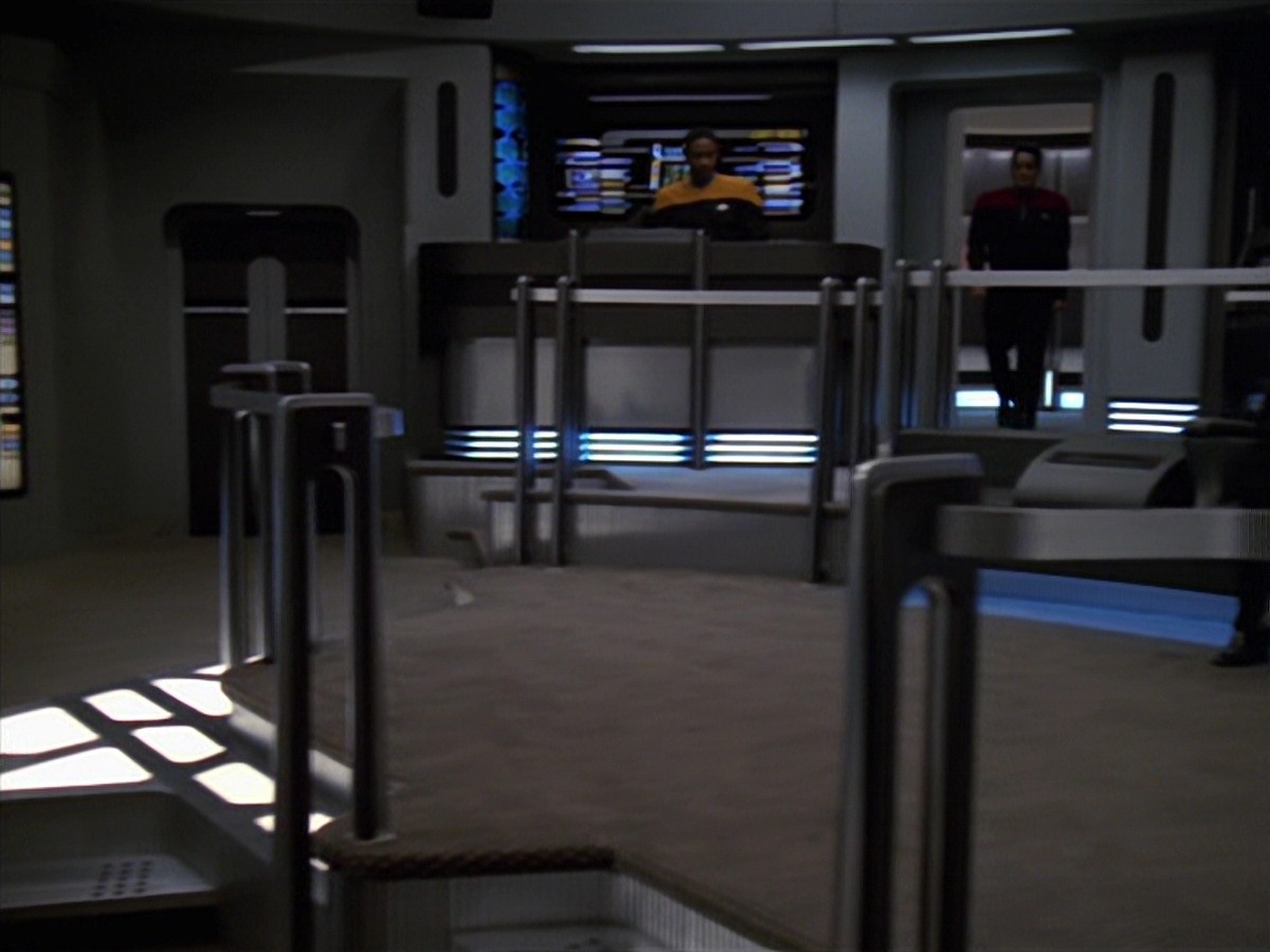 extant_StarTrek_VOY_7x24-RenaissanceMan_0755.jpg