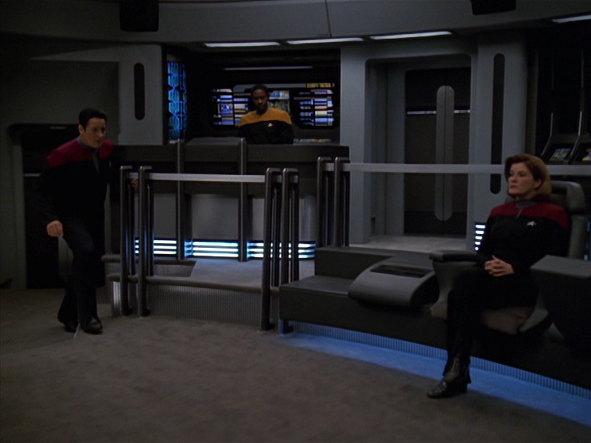 extant_StarTrek_VOY_7x24-RenaissanceMan_0761.jpg