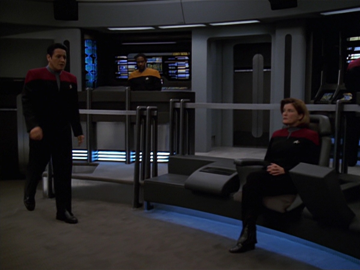 extant_StarTrek_VOY_7x24-RenaissanceMan_0762.jpg