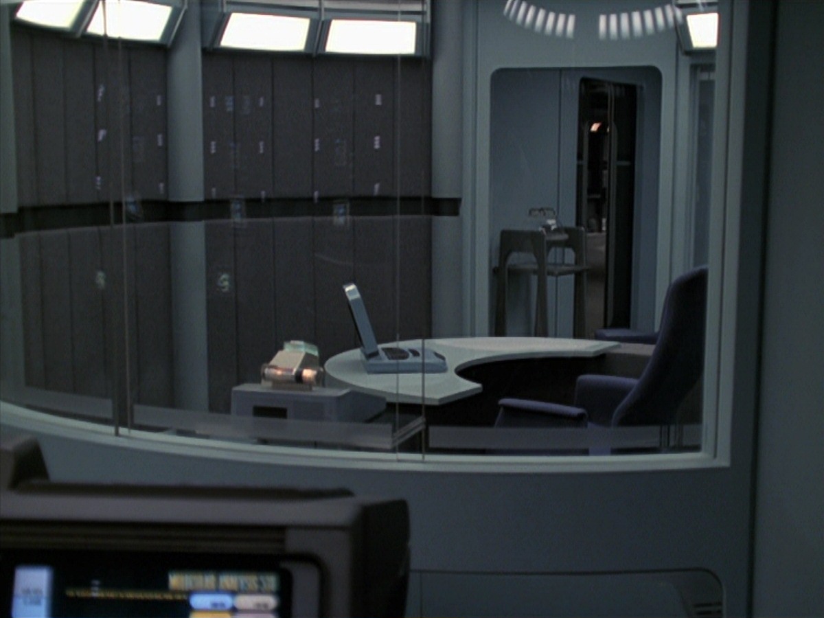extant_StarTrek_VOY_7x24-RenaissanceMan_0846.jpg