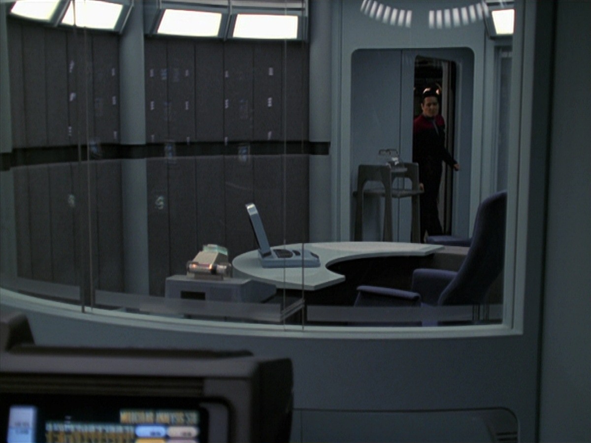 extant_StarTrek_VOY_7x24-RenaissanceMan_0847.jpg