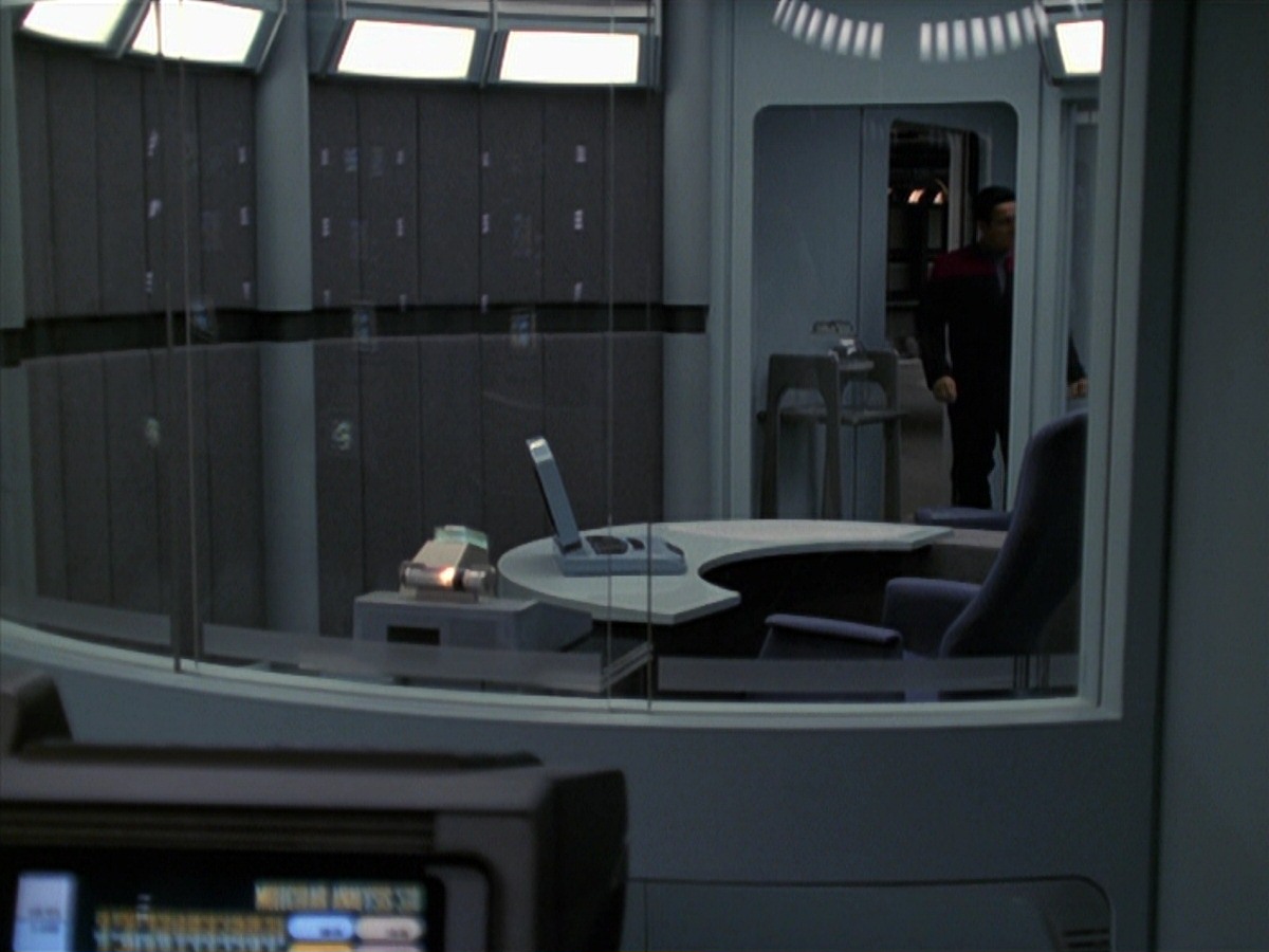 extant_StarTrek_VOY_7x24-RenaissanceMan_0848.jpg