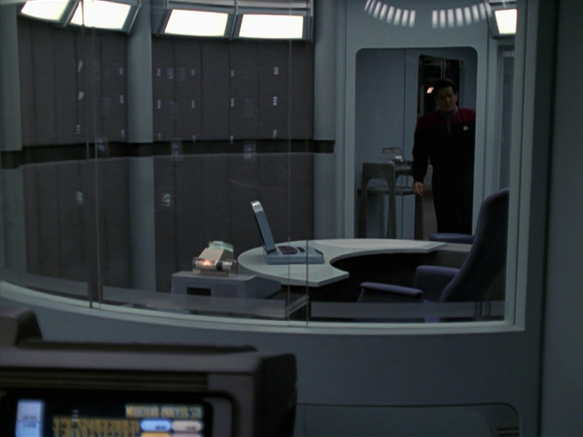 extant_StarTrek_VOY_7x24-RenaissanceMan_0849.jpg