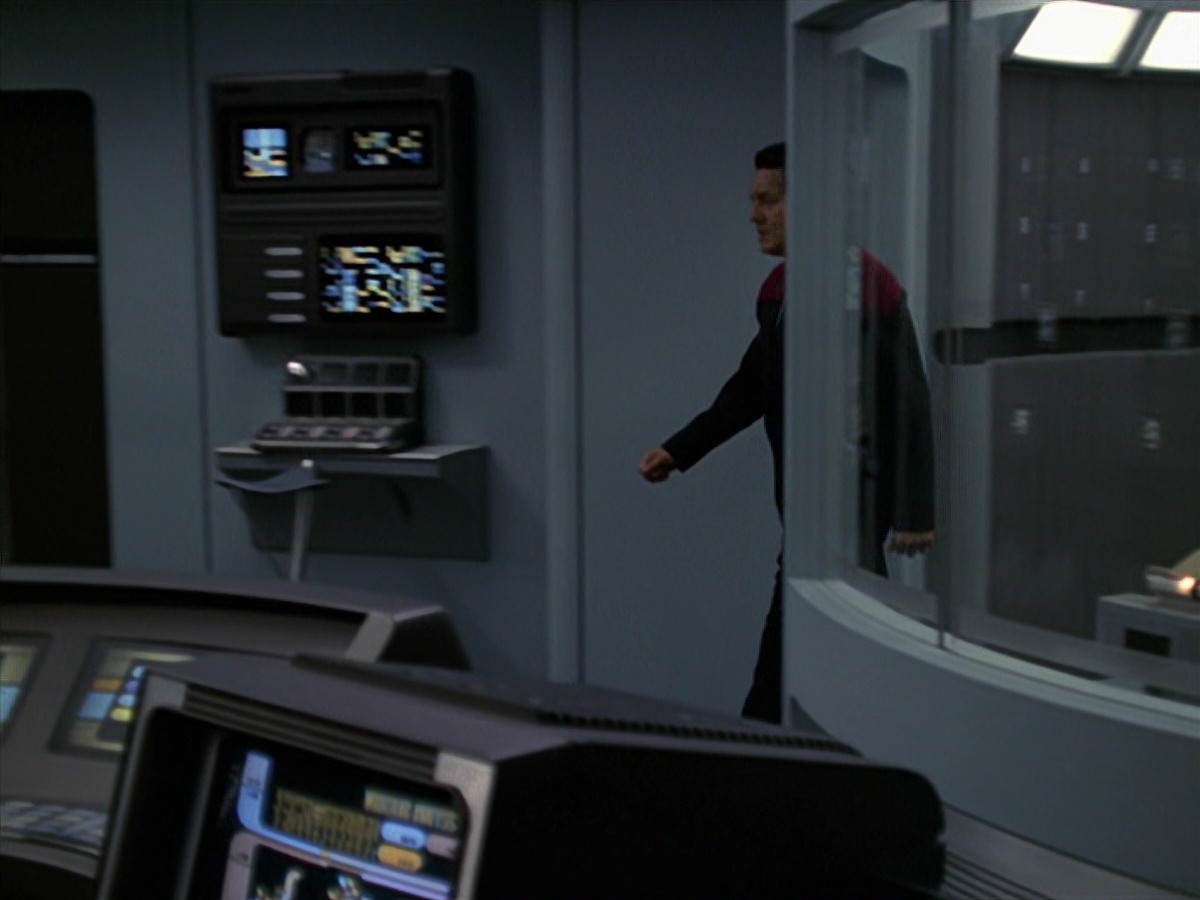 extant_StarTrek_VOY_7x24-RenaissanceMan_0854.jpg