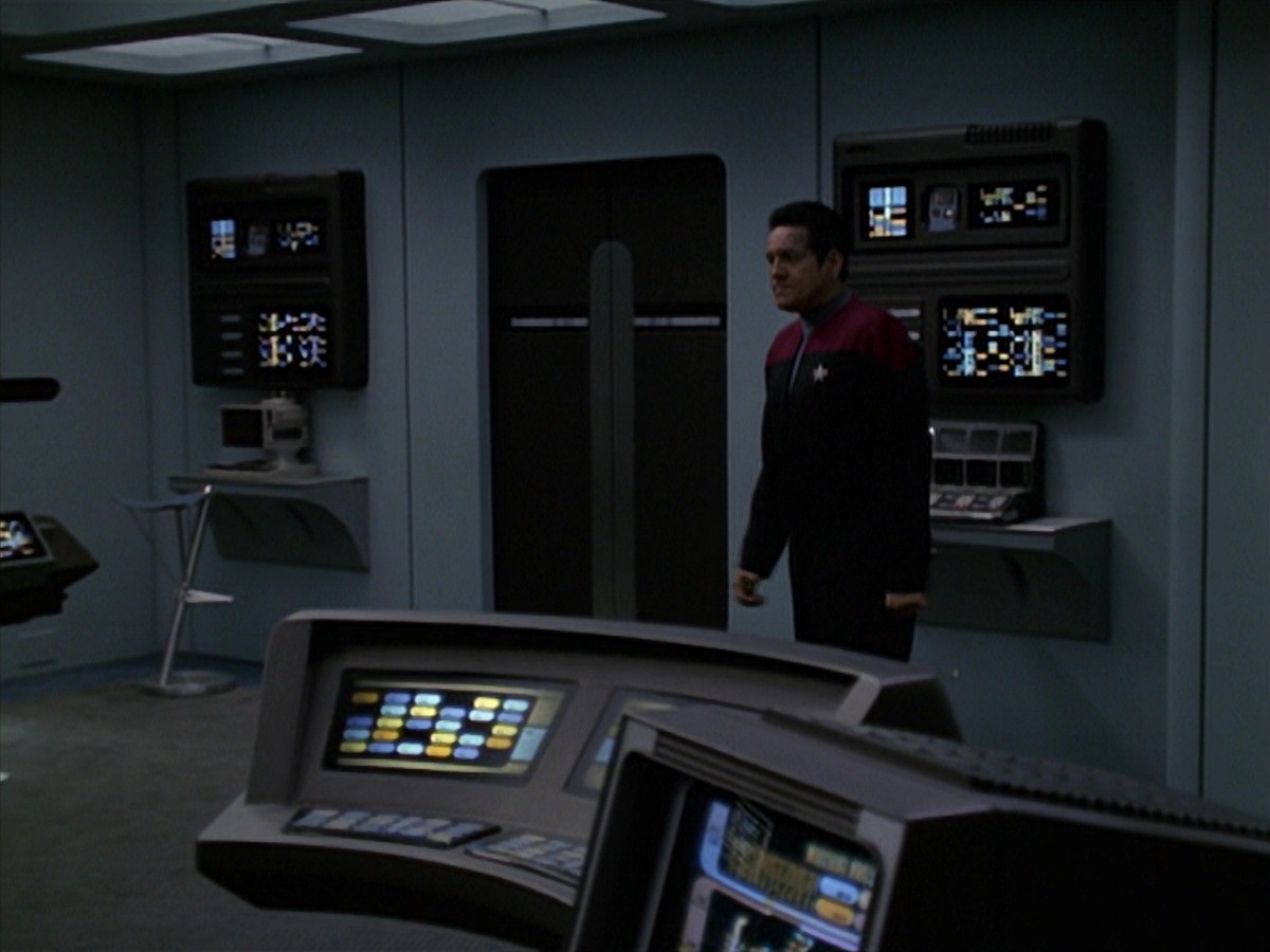 extant_StarTrek_VOY_7x24-RenaissanceMan_0858.jpg