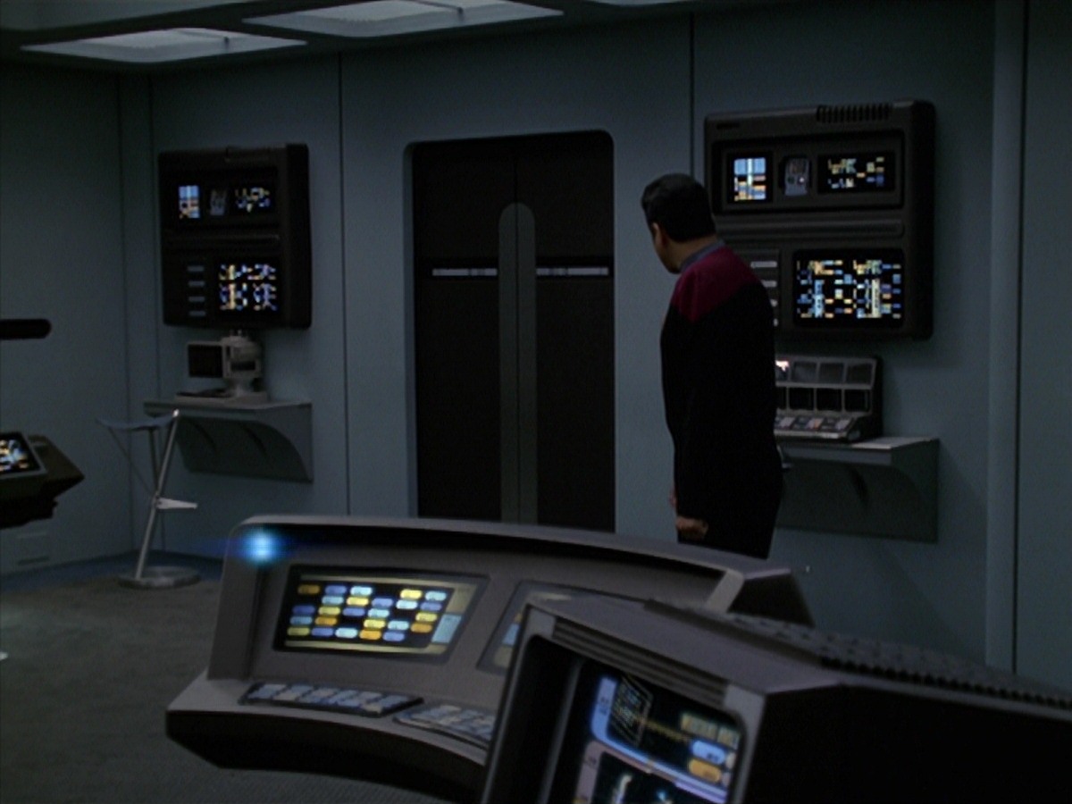 extant_StarTrek_VOY_7x24-RenaissanceMan_0862.jpg