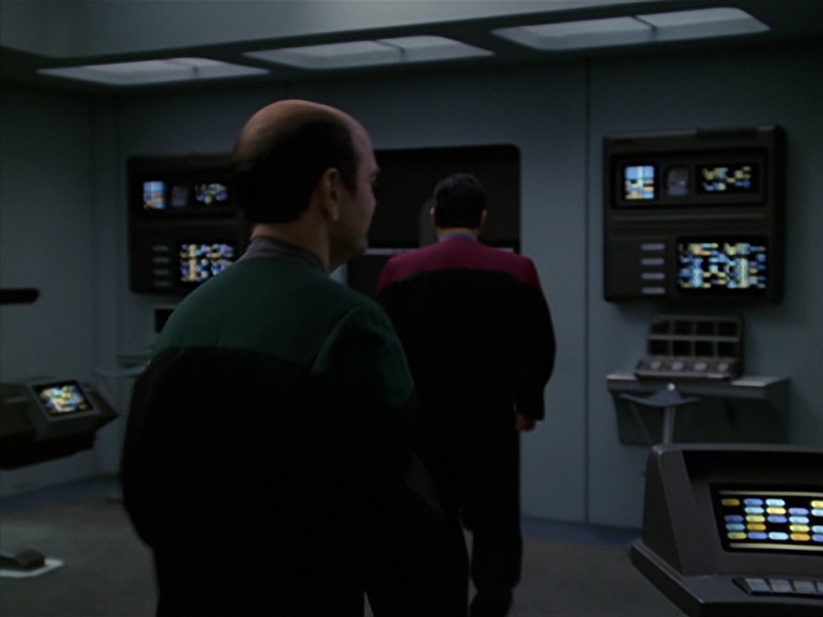 extant_StarTrek_VOY_7x24-RenaissanceMan_0941.jpg