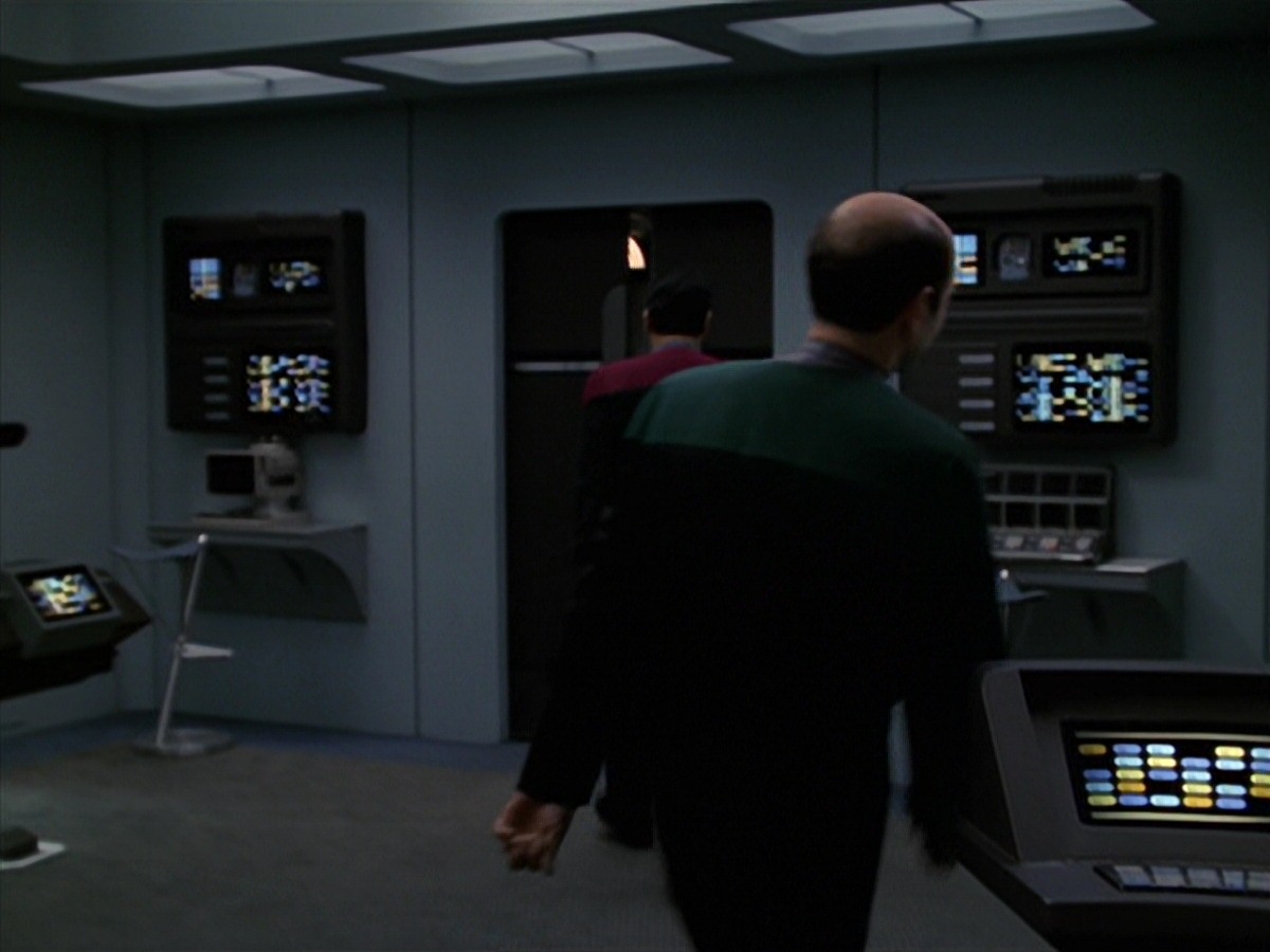 extant_StarTrek_VOY_7x24-RenaissanceMan_0942.jpg