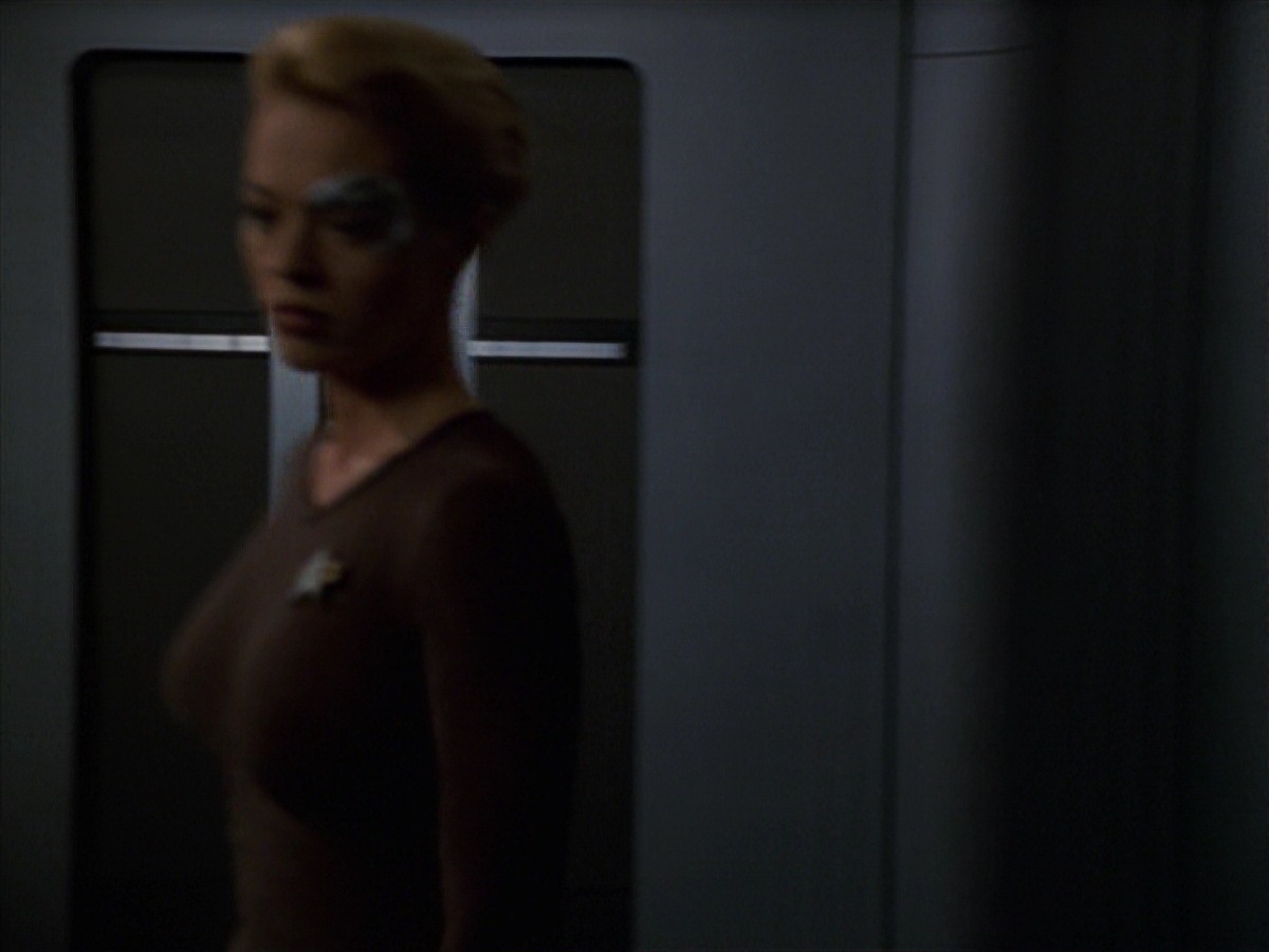 extant_StarTrek_VOY_7x24-RenaissanceMan_0947.jpg