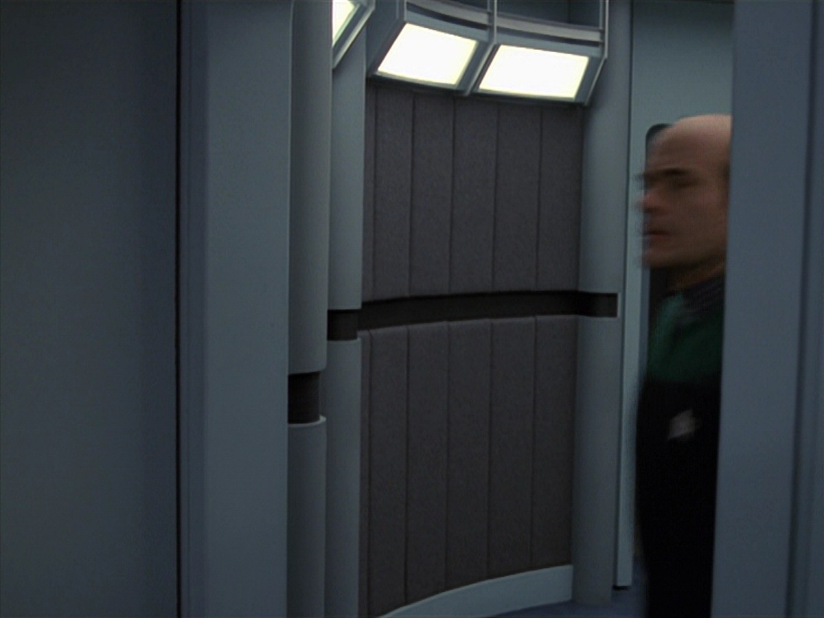 extant_StarTrek_VOY_7x24-RenaissanceMan_1043.jpg