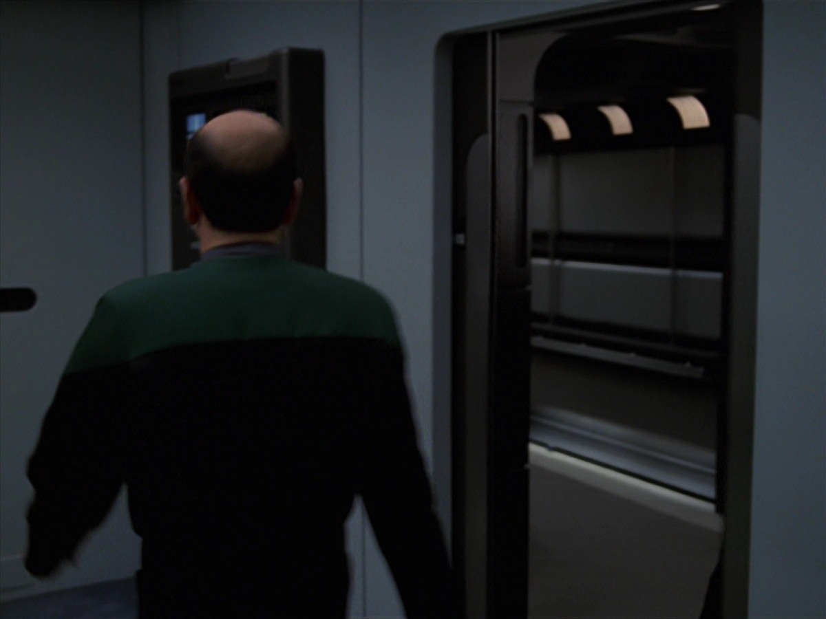 extant_StarTrek_VOY_7x24-RenaissanceMan_1046.jpg