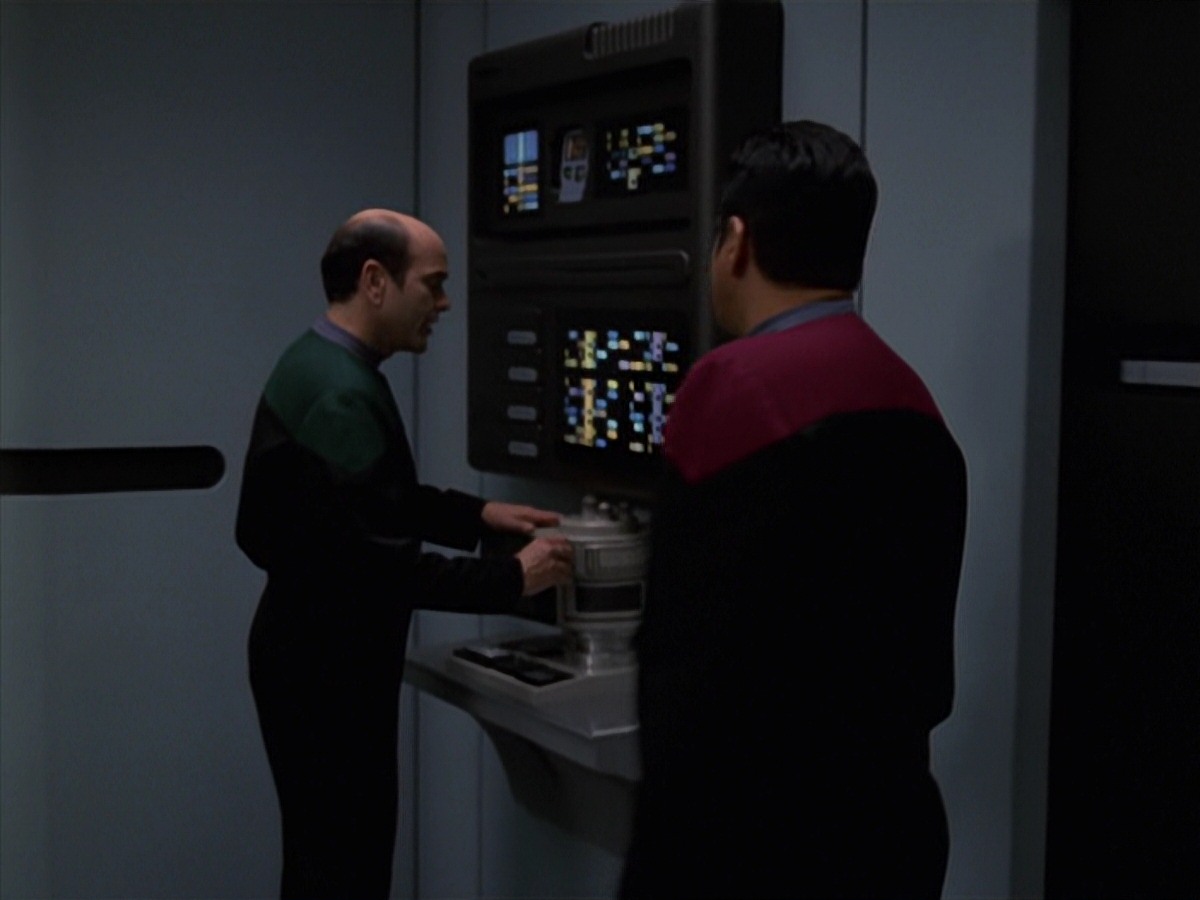 extant_StarTrek_VOY_7x24-RenaissanceMan_1049.jpg