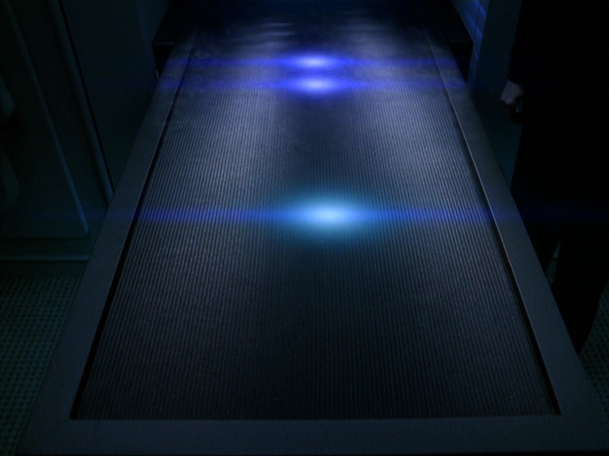 extant_StarTrek_VOY_7x24-RenaissanceMan_1224.jpg