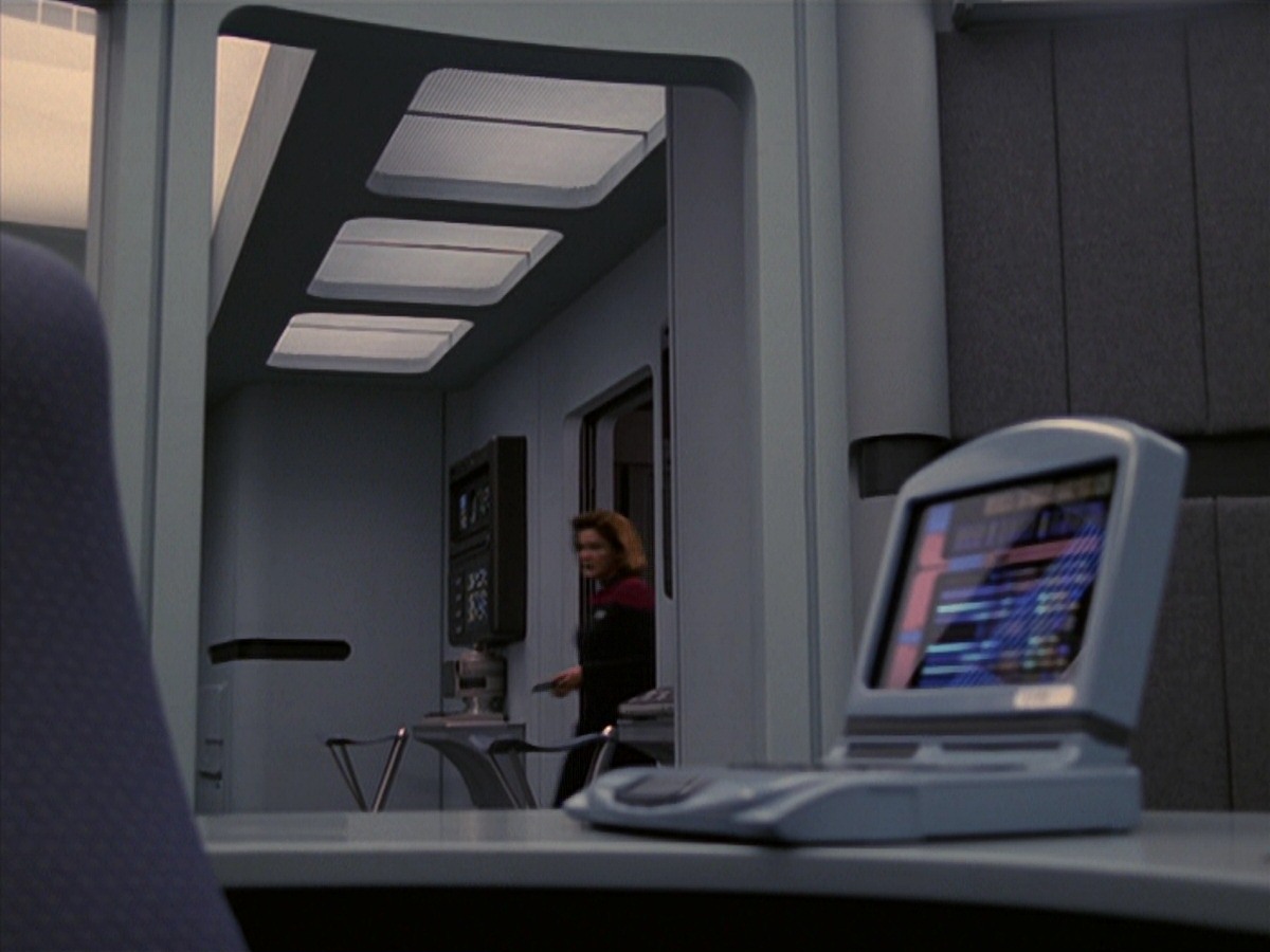 extant_StarTrek_VOY_7x24-RenaissanceMan_1249.jpg