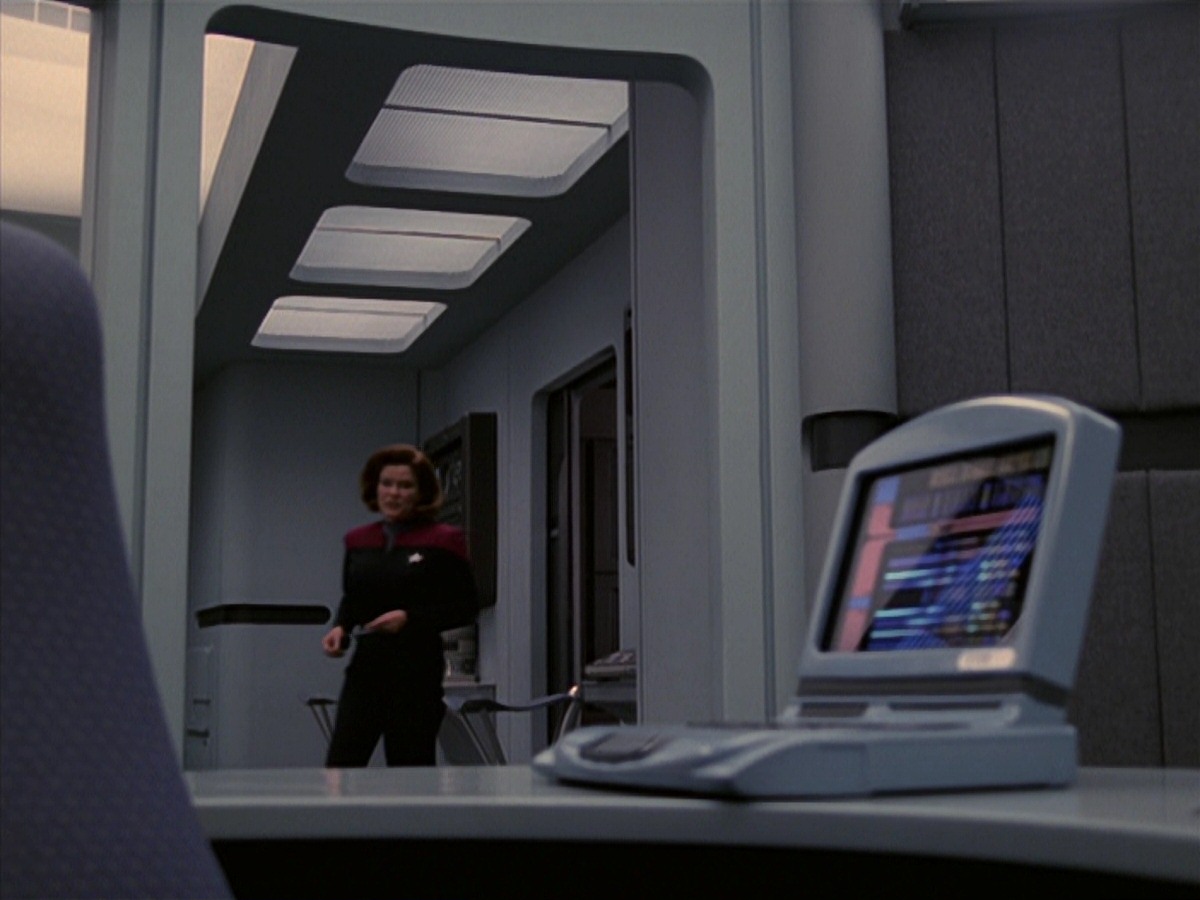 extant_StarTrek_VOY_7x24-RenaissanceMan_1250.jpg