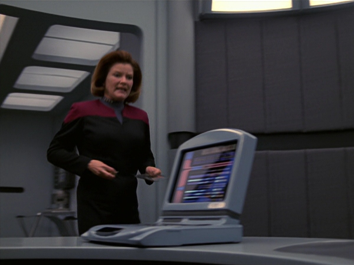 extant_StarTrek_VOY_7x24-RenaissanceMan_1253.jpg