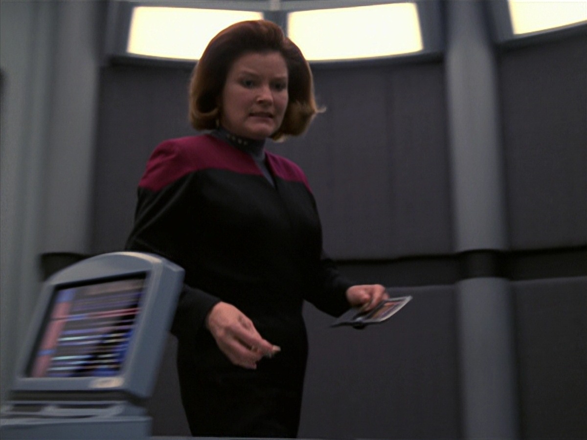 extant_StarTrek_VOY_7x24-RenaissanceMan_1254.jpg