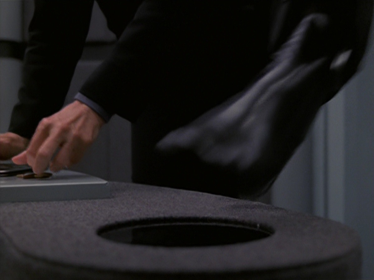 extant_StarTrek_VOY_7x24-RenaissanceMan_1257.jpg