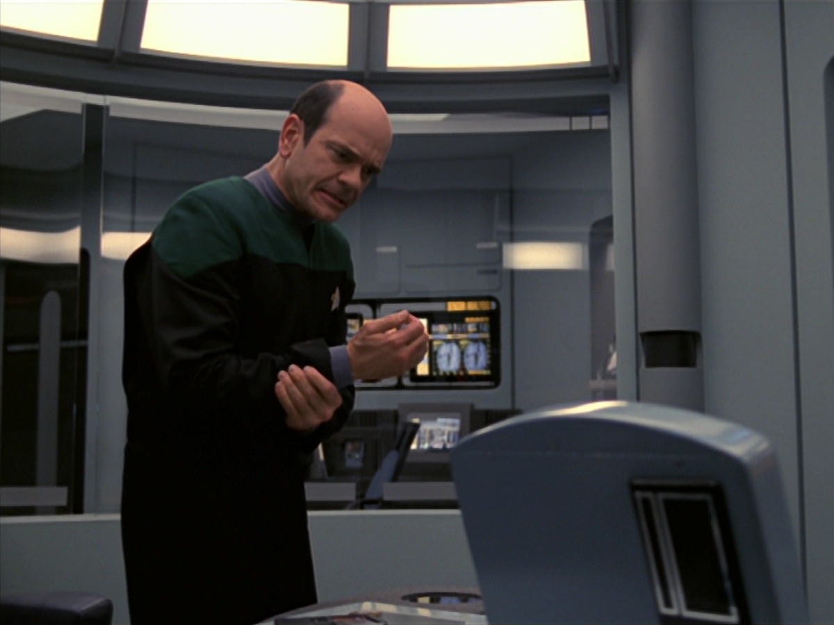extant_StarTrek_VOY_7x24-RenaissanceMan_1270.jpg