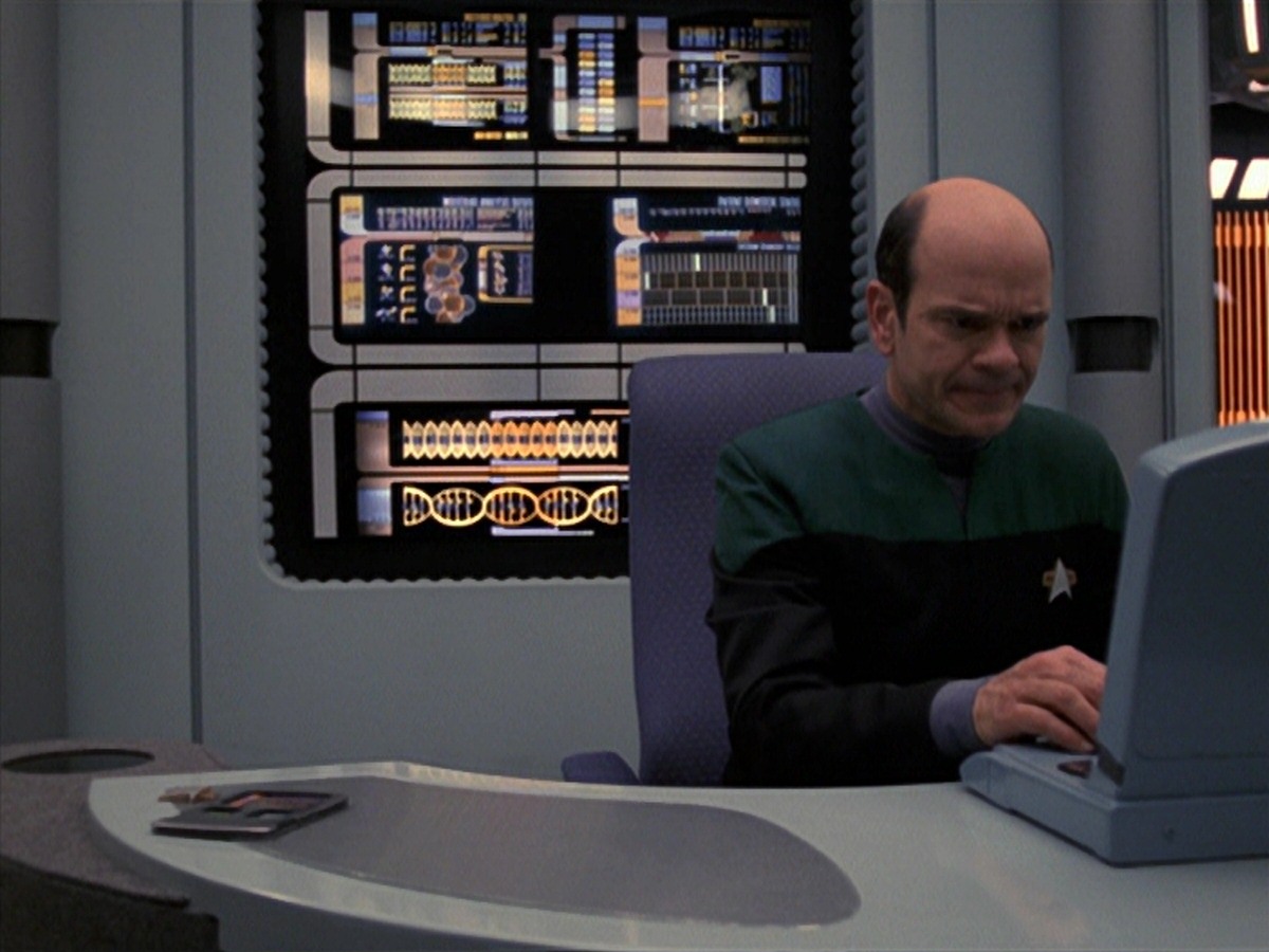 extant_StarTrek_VOY_7x24-RenaissanceMan_1415.jpg