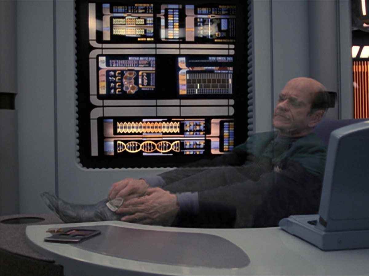 extant_StarTrek_VOY_7x24-RenaissanceMan_1421.jpg