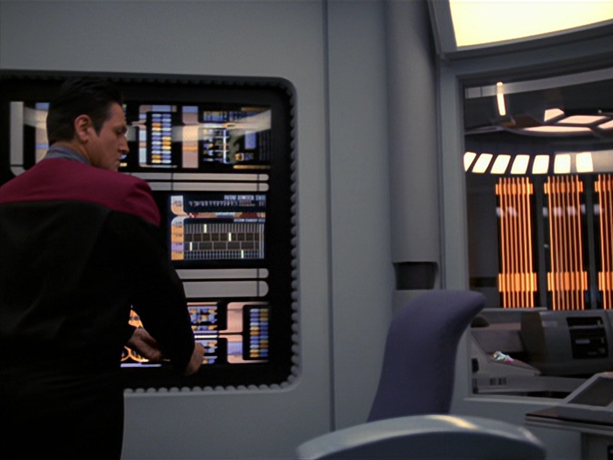 extant_StarTrek_VOY_7x24-RenaissanceMan_1432.jpg