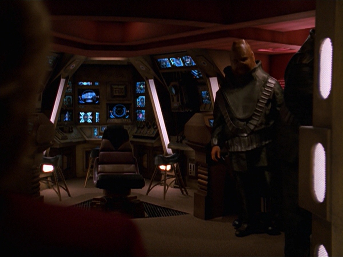 extant_StarTrek_VOY_7x24-RenaissanceMan_1496.jpg