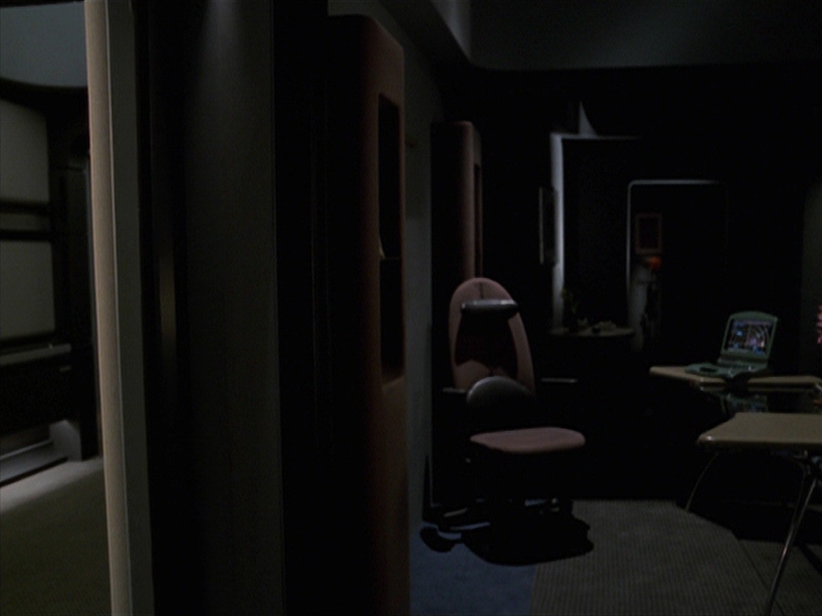extant_StarTrek_VOY_7x24-RenaissanceMan_1694.jpg