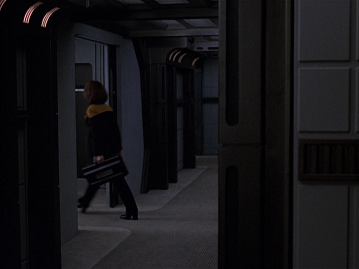 extant_StarTrek_VOY_7x24-RenaissanceMan_1723.jpg