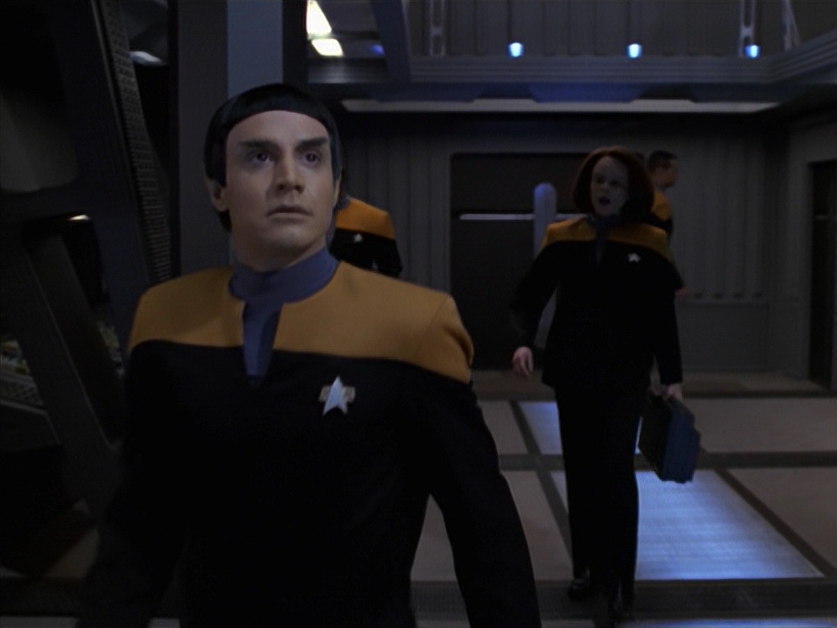extant_StarTrek_VOY_7x24-RenaissanceMan_1729.jpg