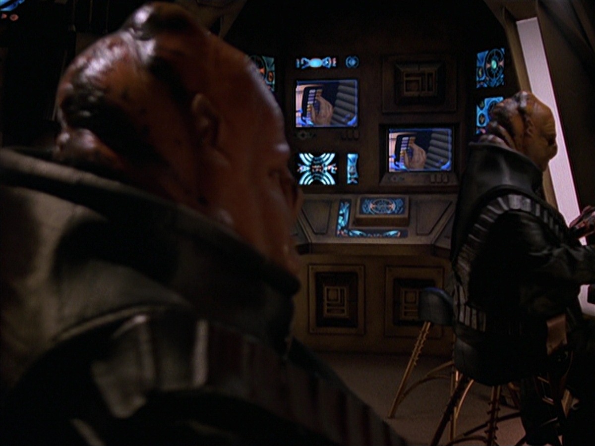 extant_StarTrek_VOY_7x24-RenaissanceMan_2047.jpg