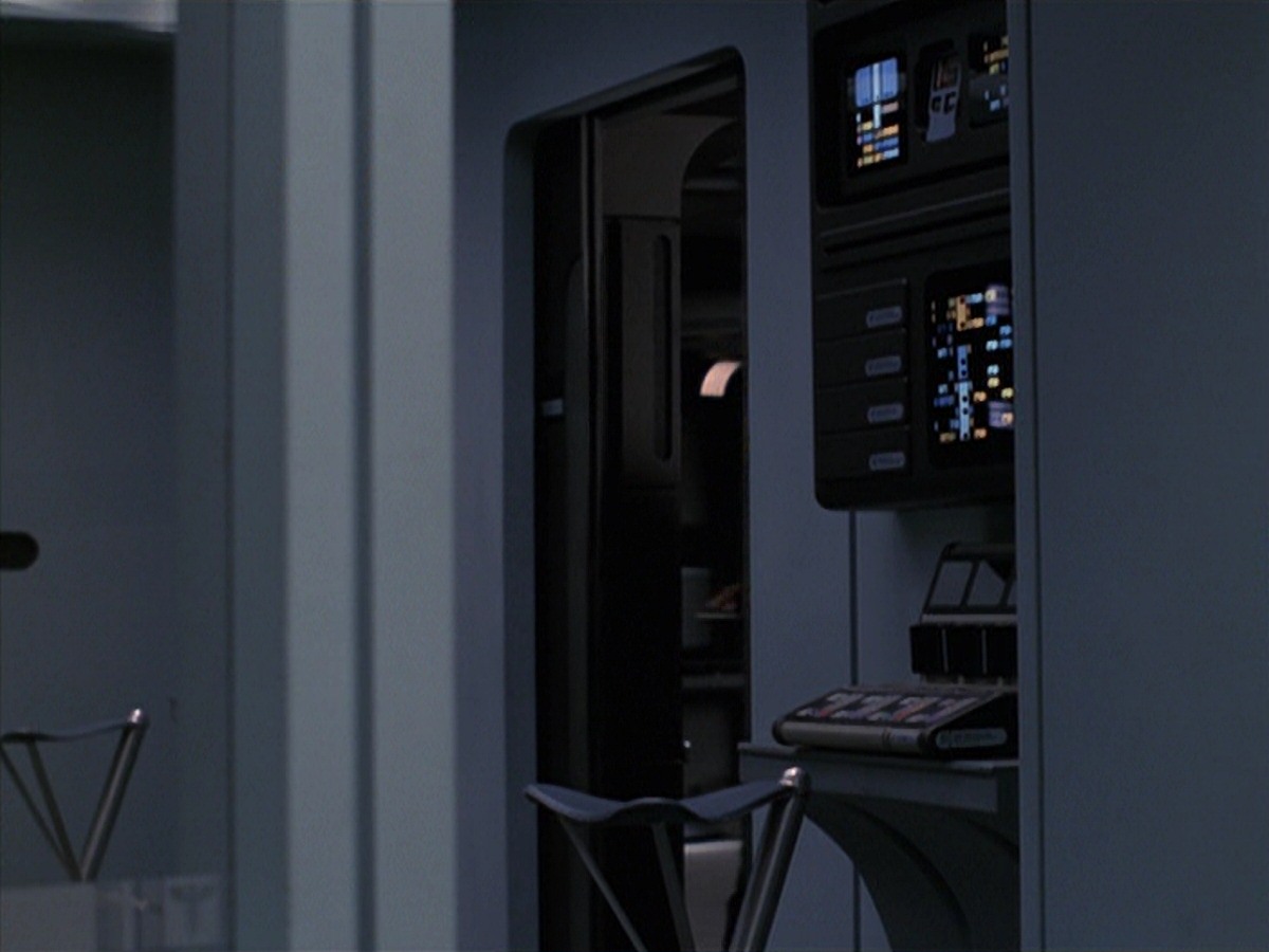 extant_StarTrek_VOY_7x24-RenaissanceMan_2061.jpg