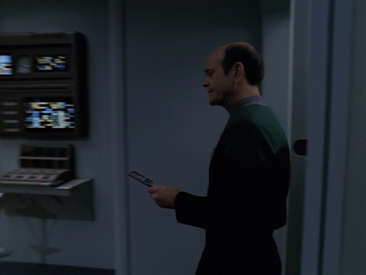 extant_StarTrek_VOY_7x24-RenaissanceMan_2098.jpg