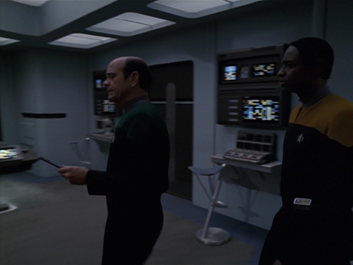 extant_StarTrek_VOY_7x24-RenaissanceMan_2100.jpg