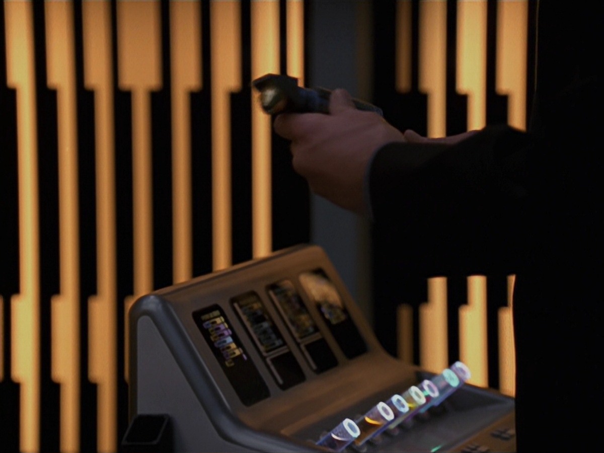 extant_StarTrek_VOY_7x24-RenaissanceMan_2108.jpg