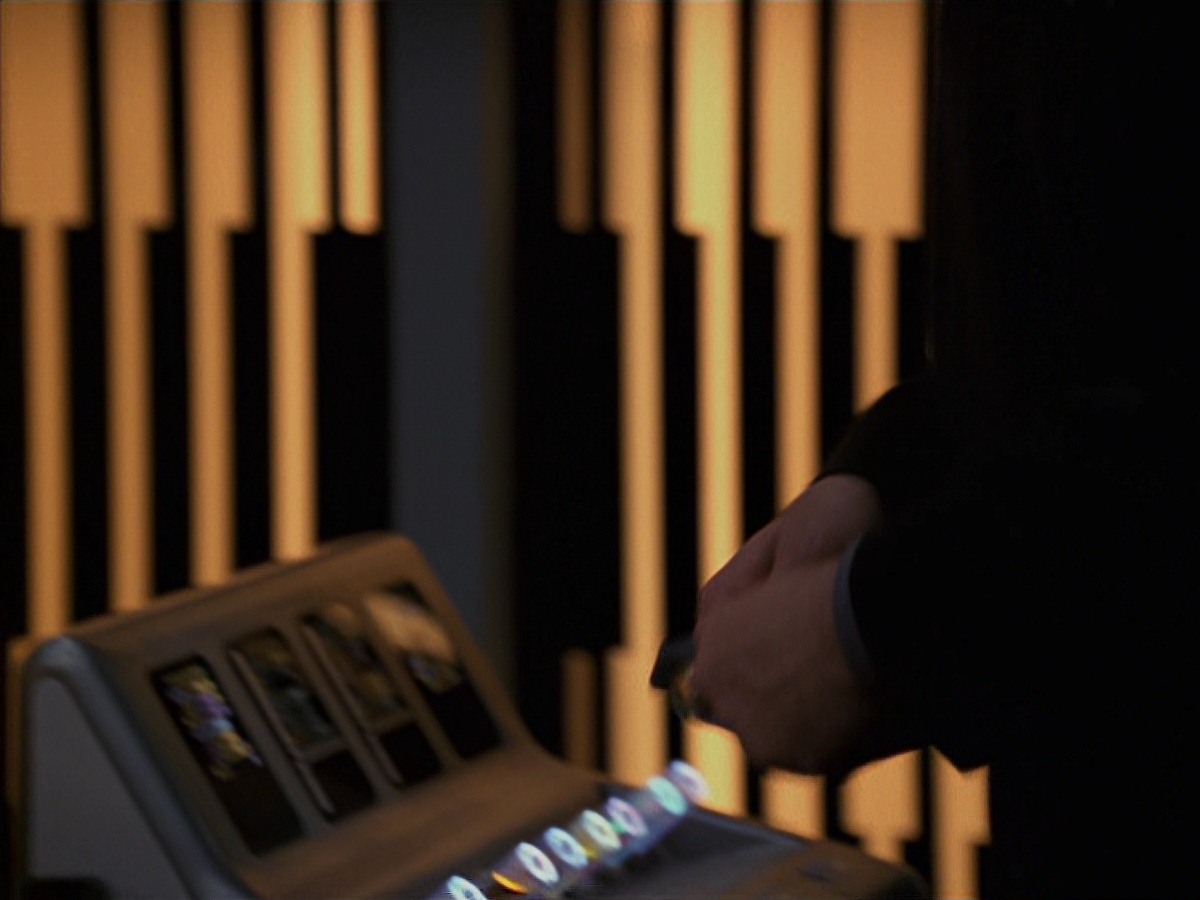 extant_StarTrek_VOY_7x24-RenaissanceMan_2109.jpg