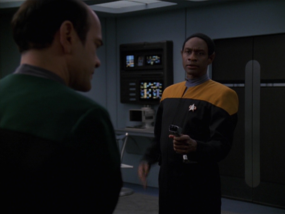 extant_StarTrek_VOY_7x24-RenaissanceMan_2125.jpg