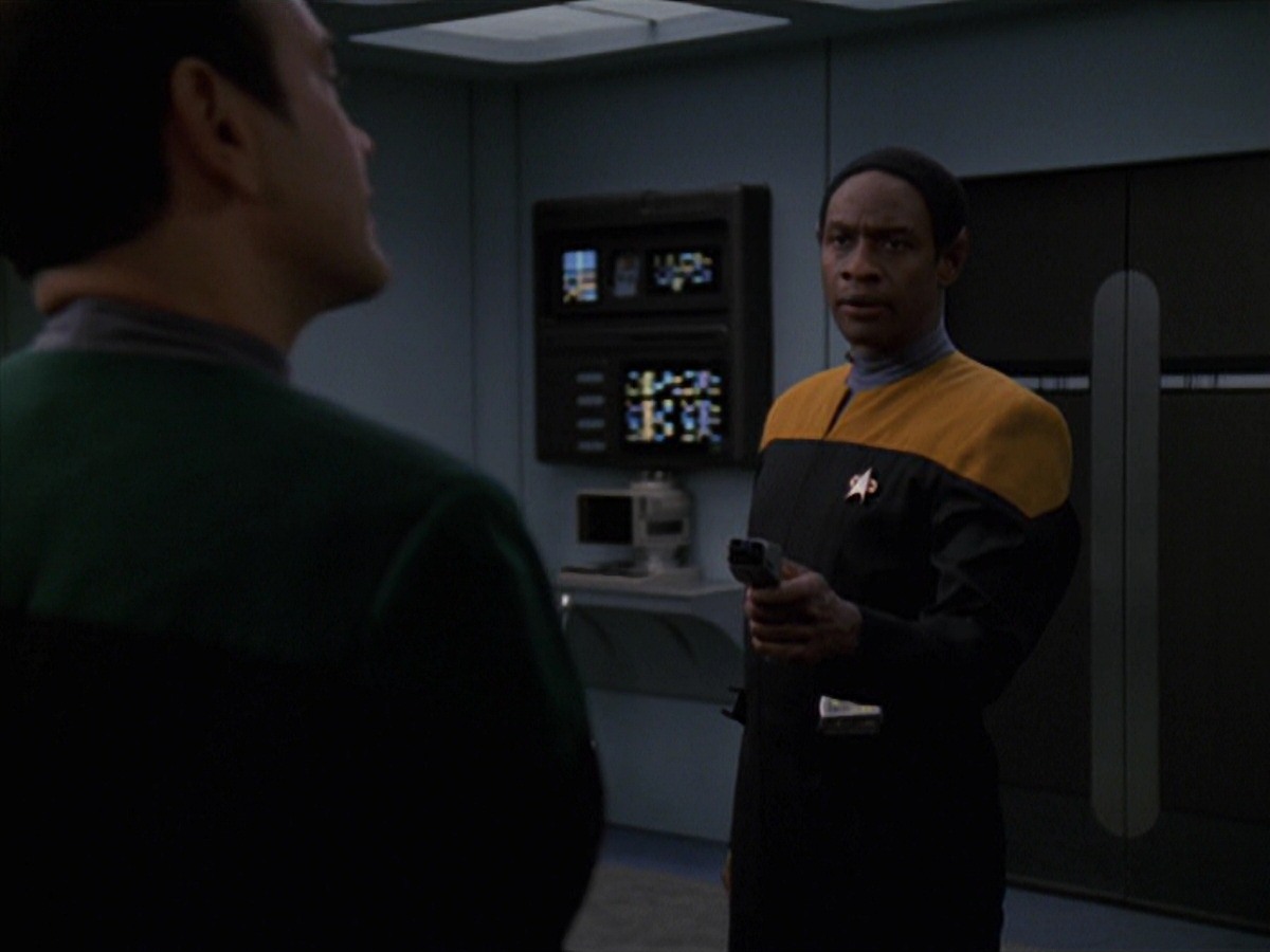 extant_StarTrek_VOY_7x24-RenaissanceMan_2131.jpg