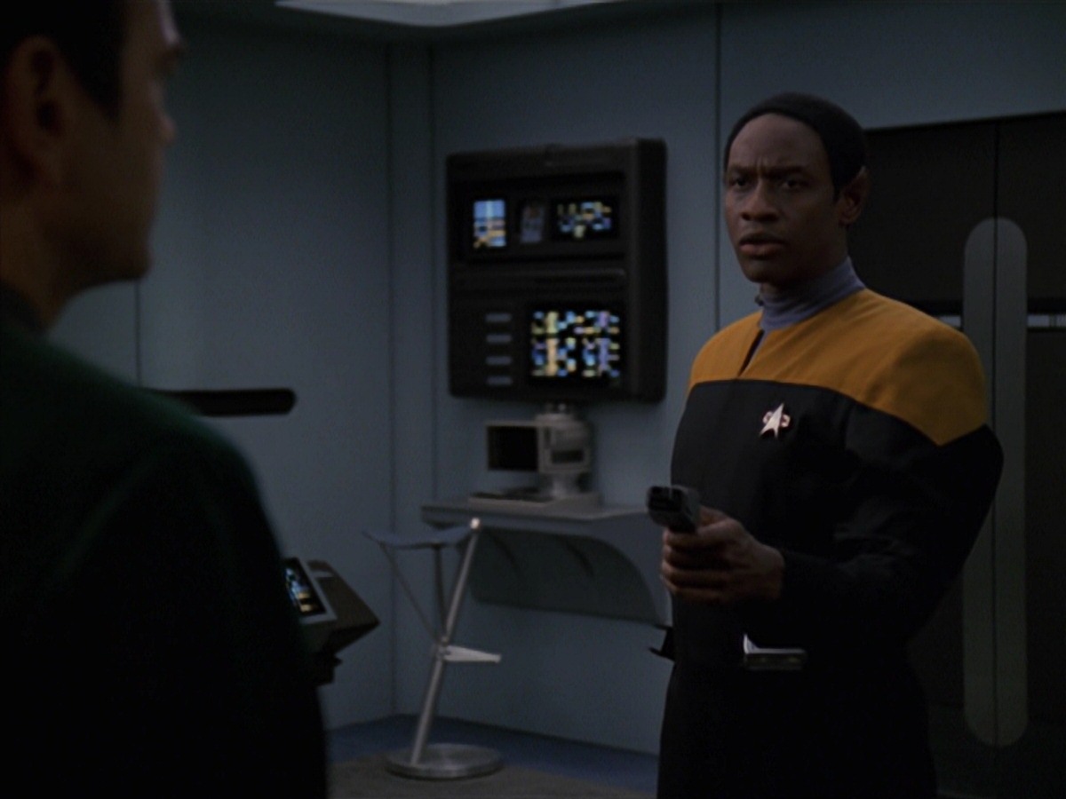 extant_StarTrek_VOY_7x24-RenaissanceMan_2140.jpg
