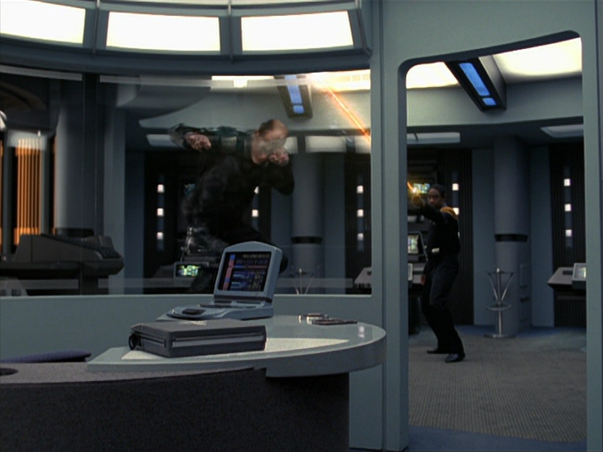 extant_StarTrek_VOY_7x24-RenaissanceMan_2146.jpg