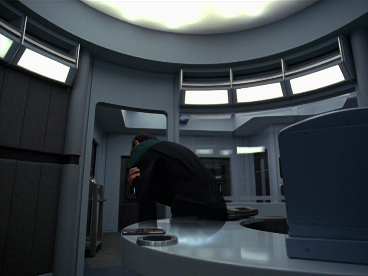 extant_StarTrek_VOY_7x24-RenaissanceMan_2151.jpg