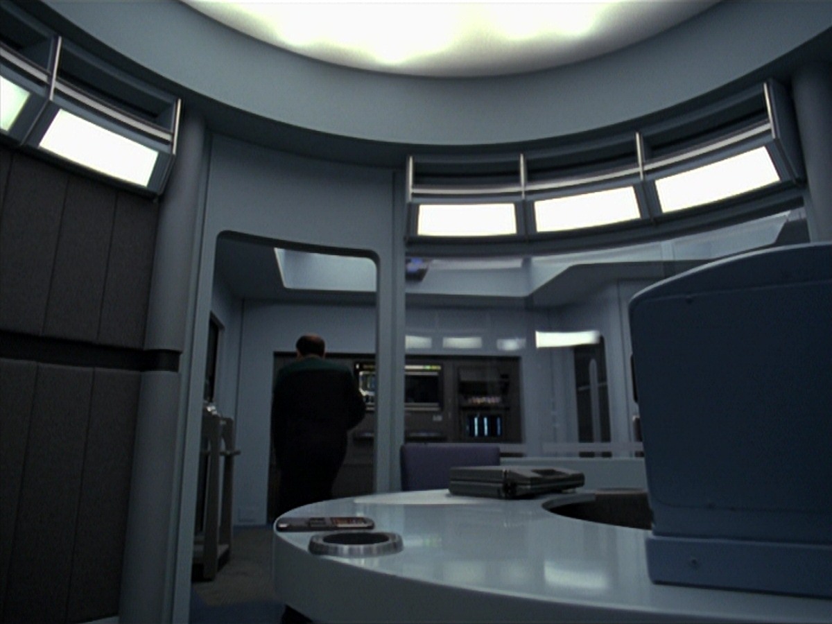 extant_StarTrek_VOY_7x24-RenaissanceMan_2152.jpg