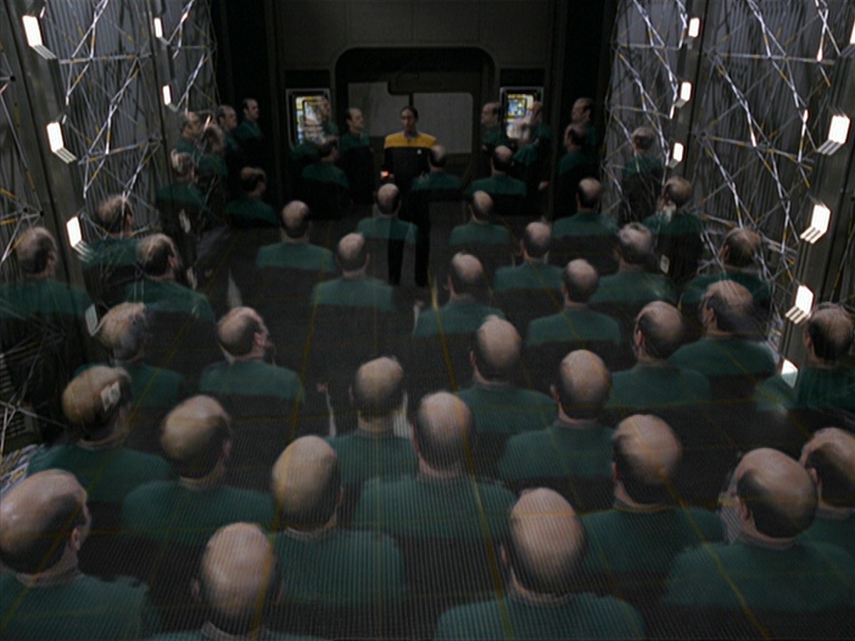 extant_StarTrek_VOY_7x24-RenaissanceMan_2227.jpg