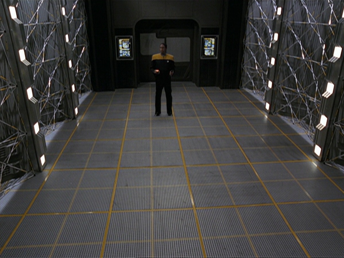 extant_StarTrek_VOY_7x24-RenaissanceMan_2230.jpg