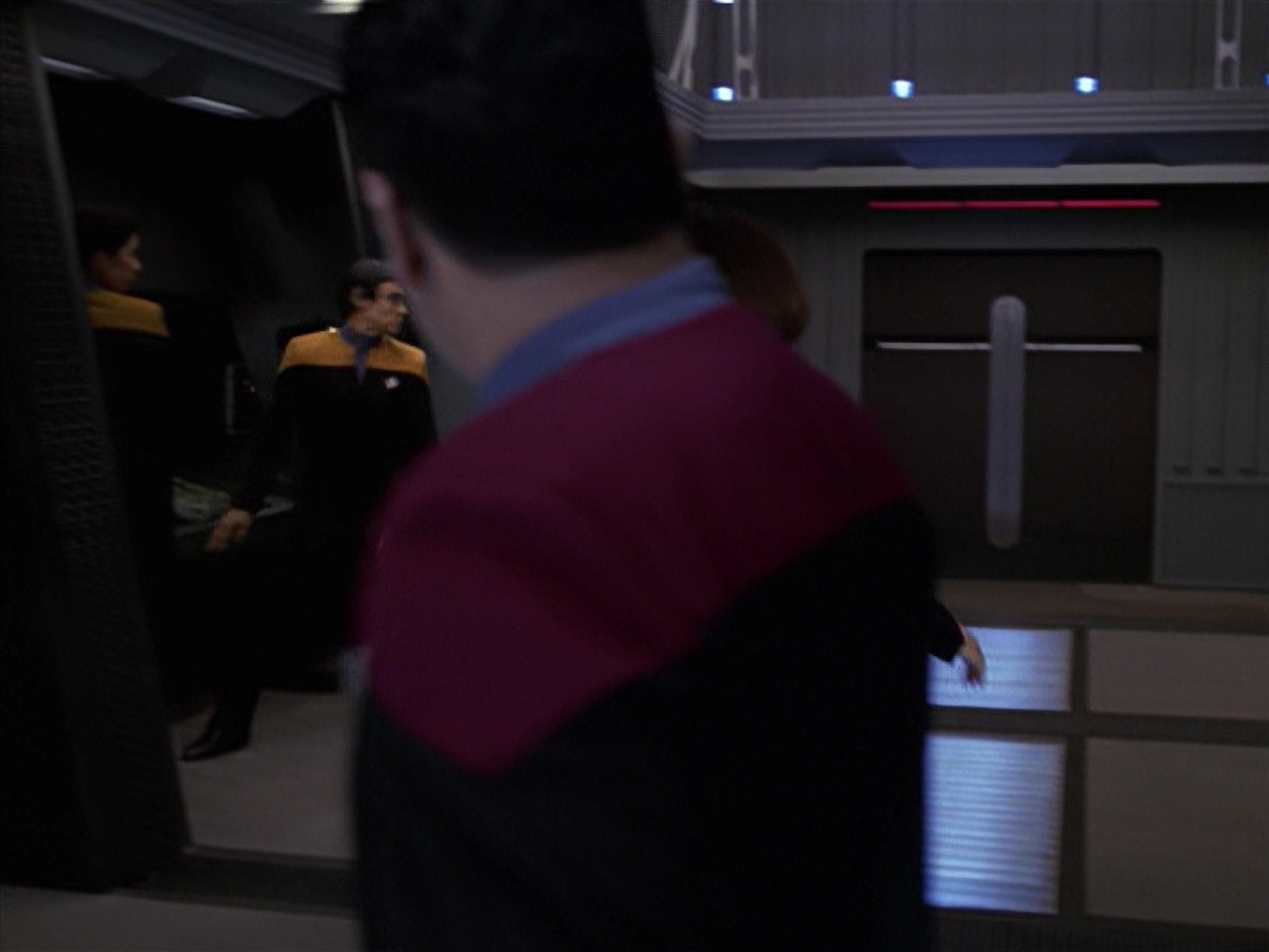 extant_StarTrek_VOY_7x24-RenaissanceMan_2271.jpg