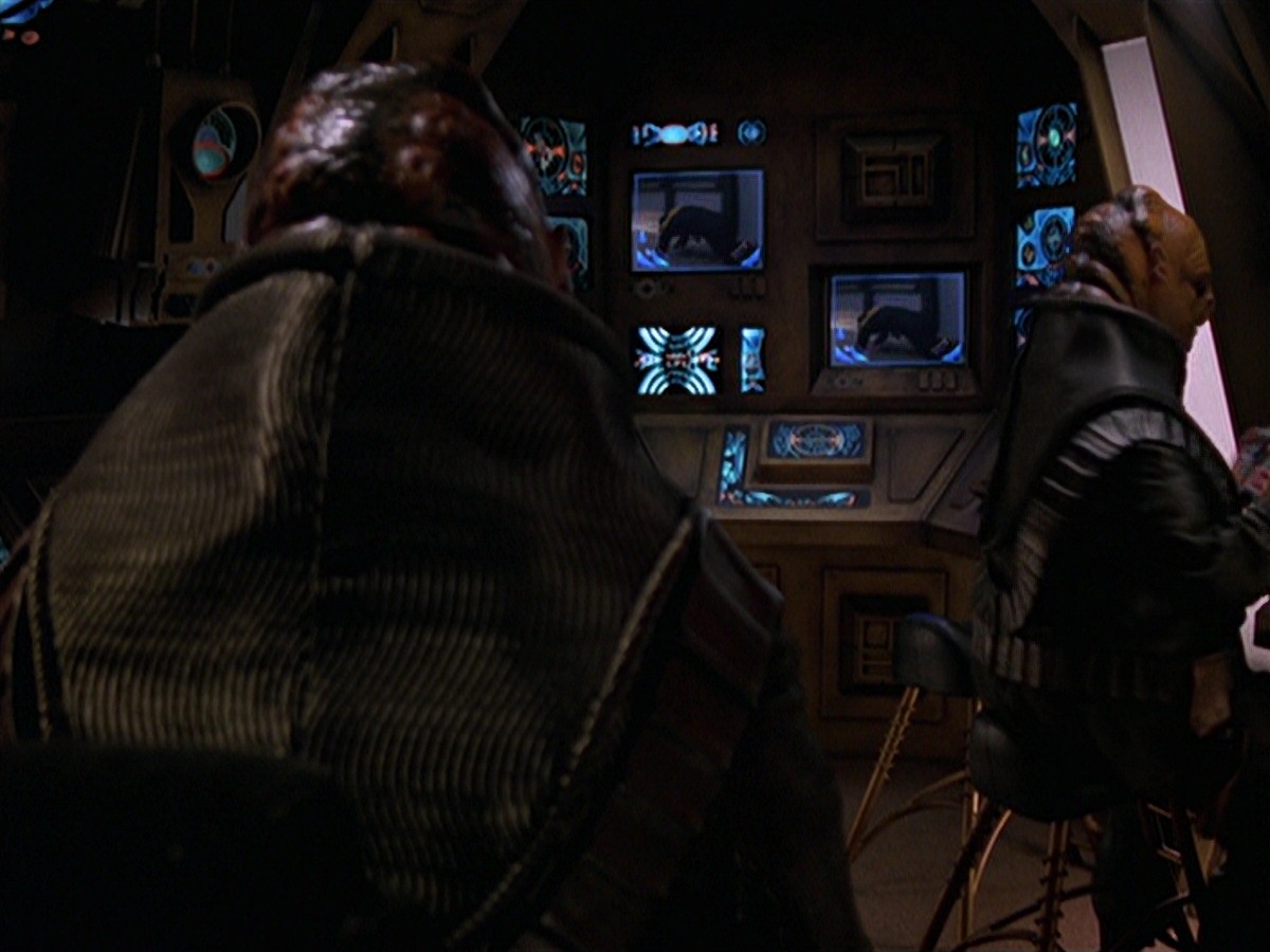 extant_StarTrek_VOY_7x24-RenaissanceMan_2424.jpg
