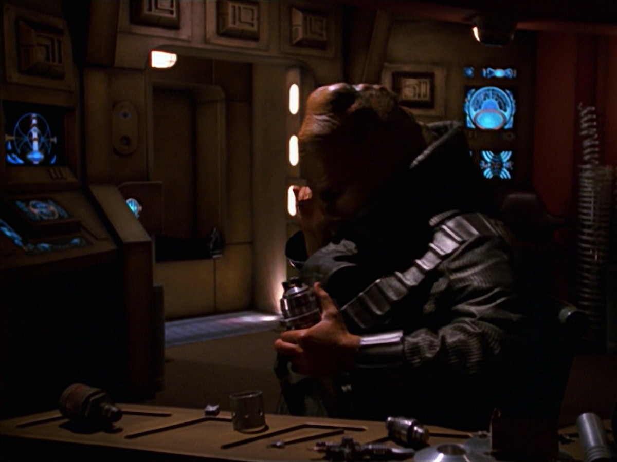 extant_StarTrek_VOY_7x24-RenaissanceMan_2465.jpg