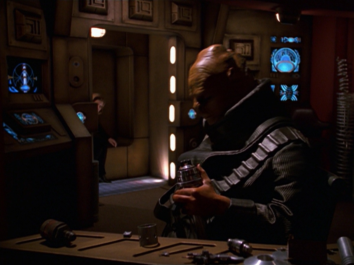 extant_StarTrek_VOY_7x24-RenaissanceMan_2468.jpg