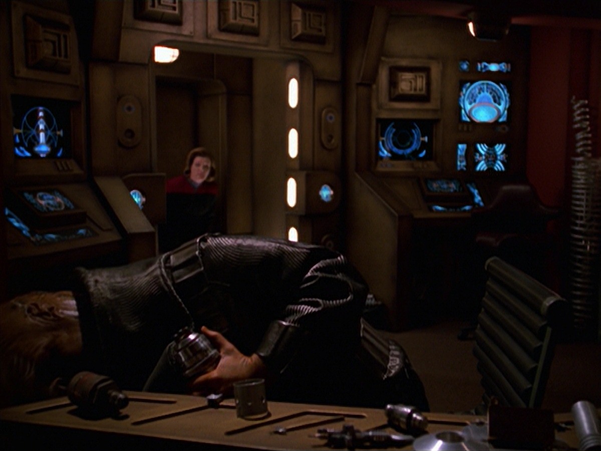 extant_StarTrek_VOY_7x24-RenaissanceMan_2470.jpg