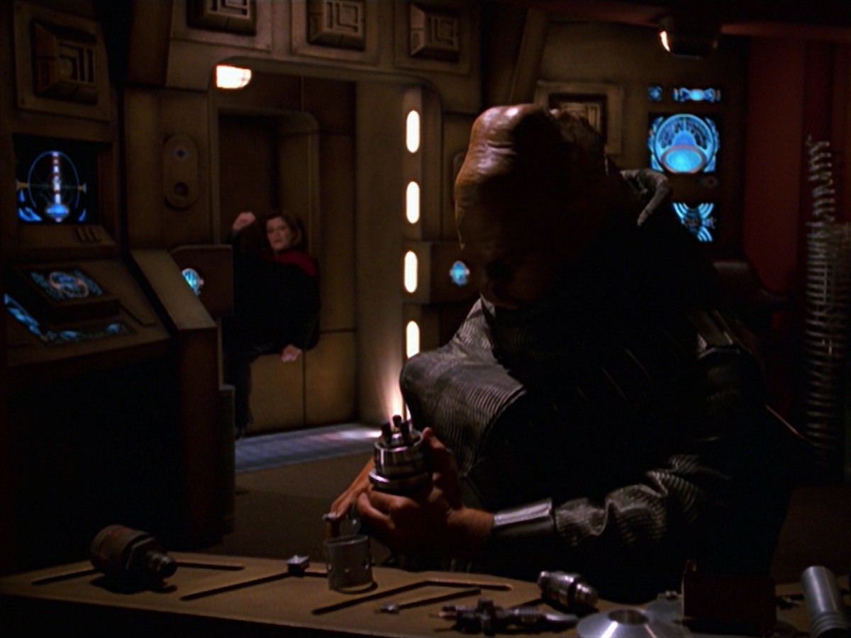 extant_StarTrek_VOY_7x24-RenaissanceMan_2473.jpg